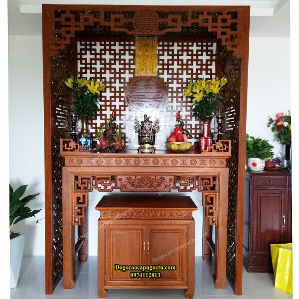 Mẫu bàn thờ gỗ gõ đỏ dạng đứng phù hợp với nhiều không gian